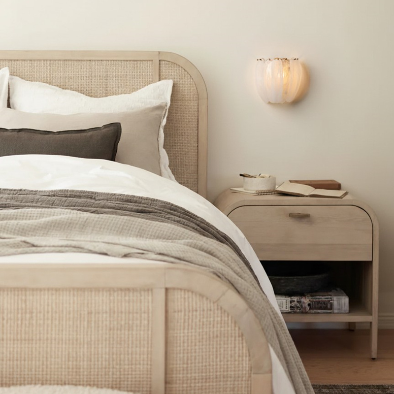 Applique Velora installée dans une chambre