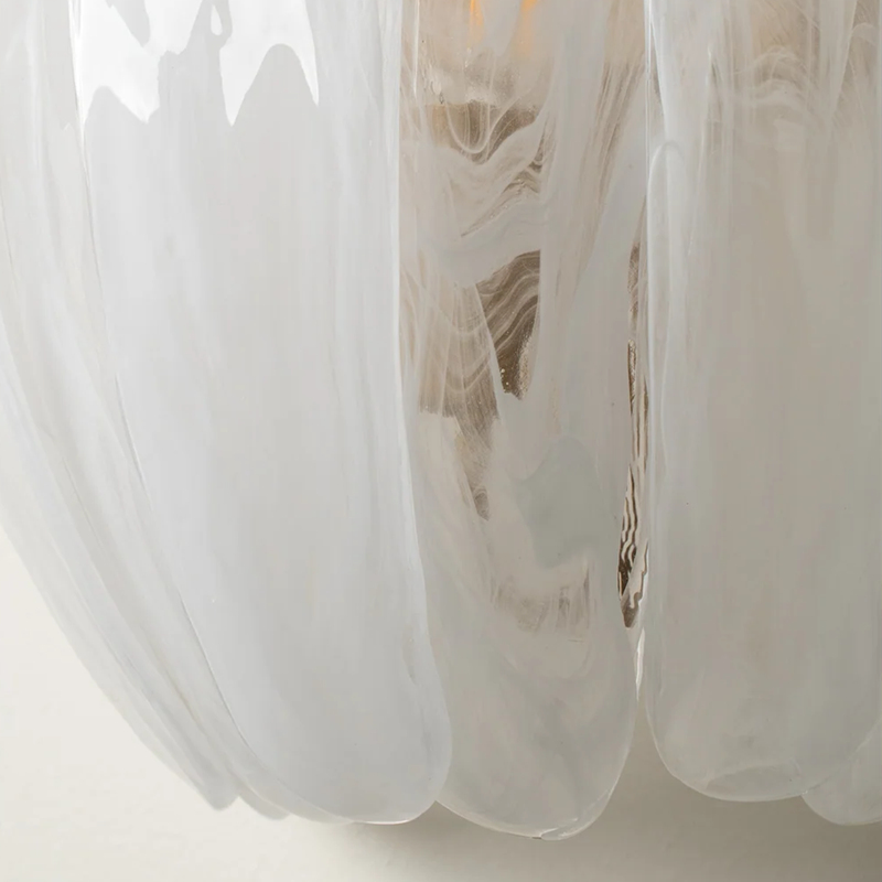 Détail du verre alabastré de l'applique Velora
