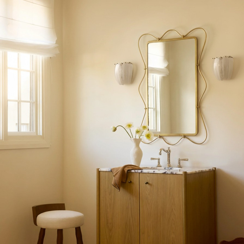 Appliques Velora dans une salle de bain élégante