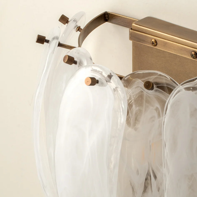 Détail métal et verre de l'applique Velora