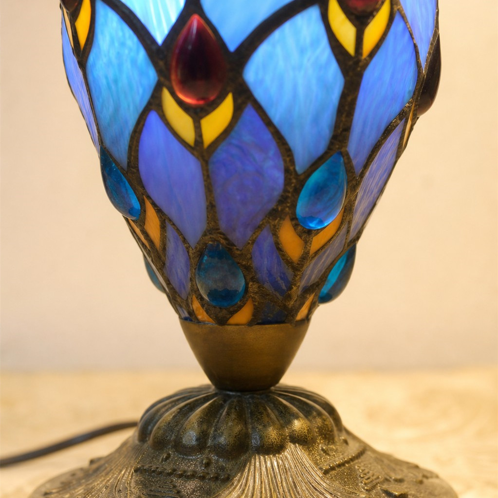 Détail de la base et du verre bleu