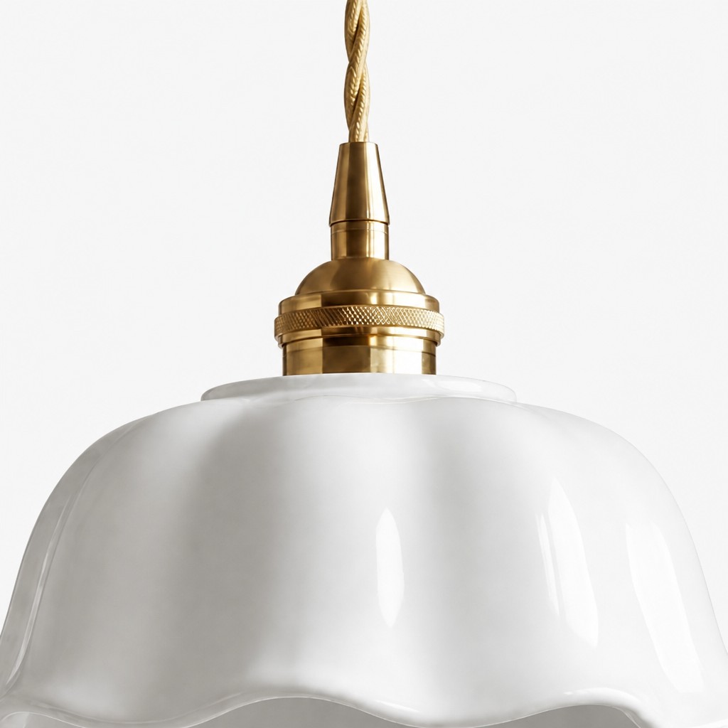 Détail du luminaire Cienax en céramique blanche et laiton