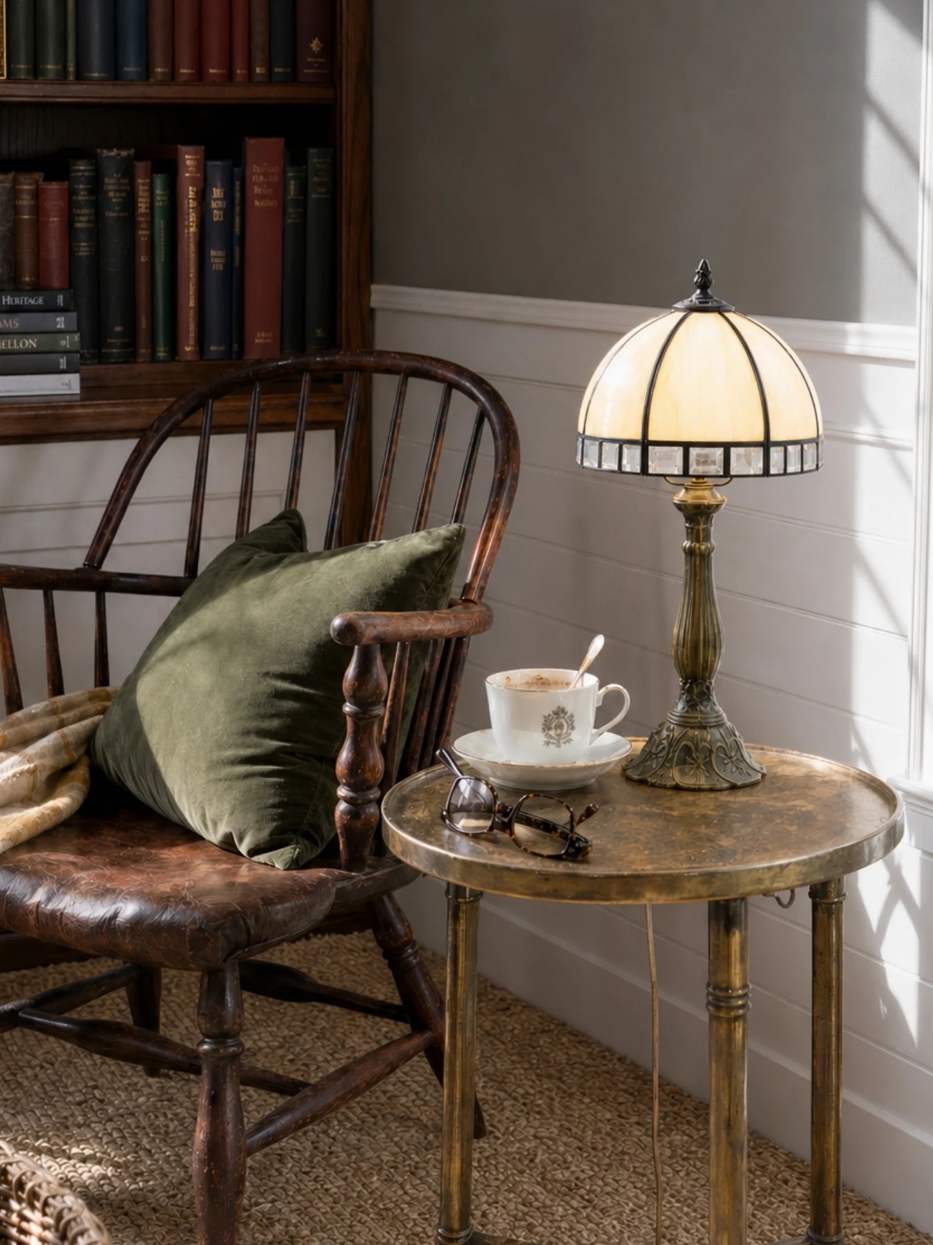 Lampe Tiffany dans une pièce lumineuse