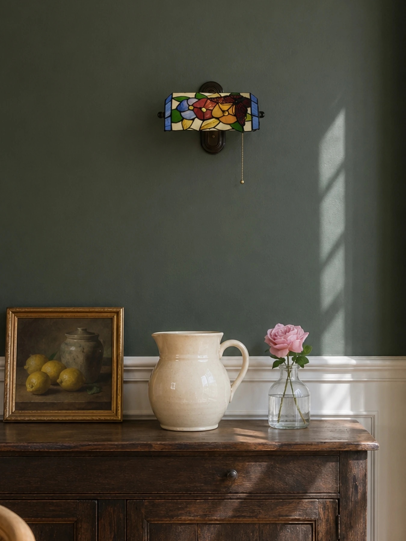 Lampe Tiffany près d'un fauteuil