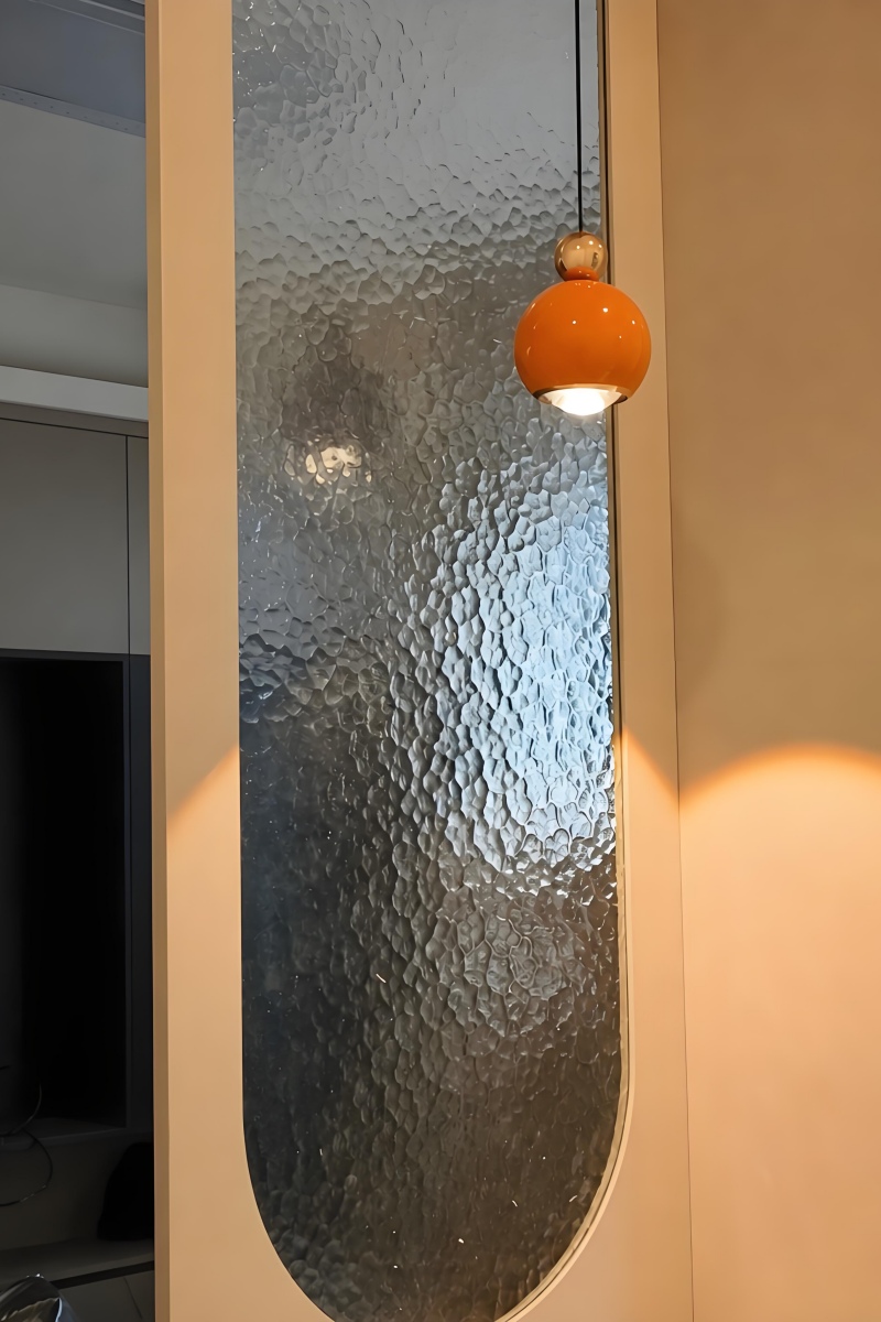 Suspension Glintap dans un espace contemporain