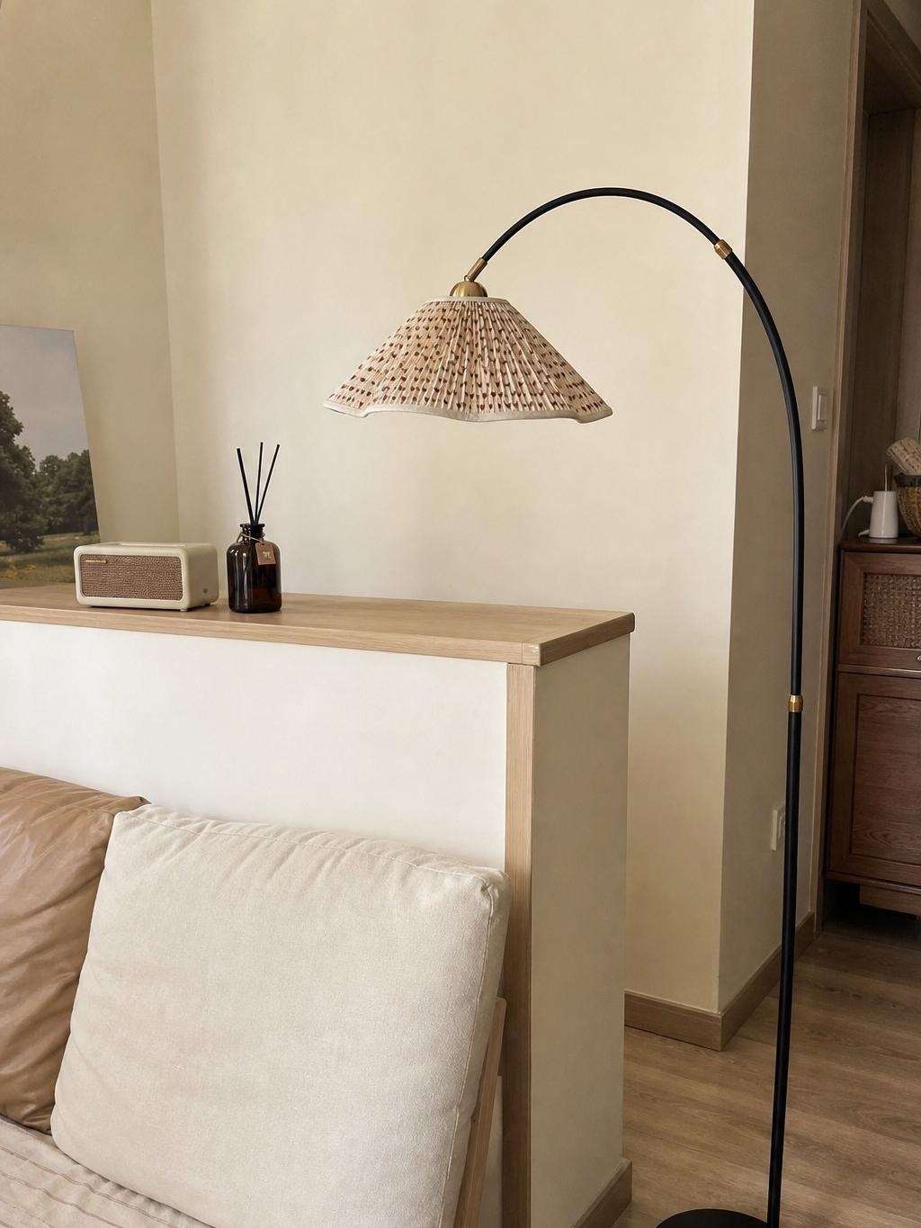 Inspiration maison avec lampadaire floral près d'un lit