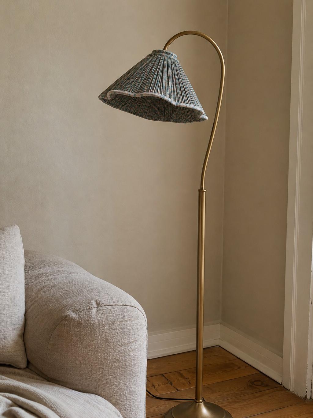Veslin floral shade lamp in a living space