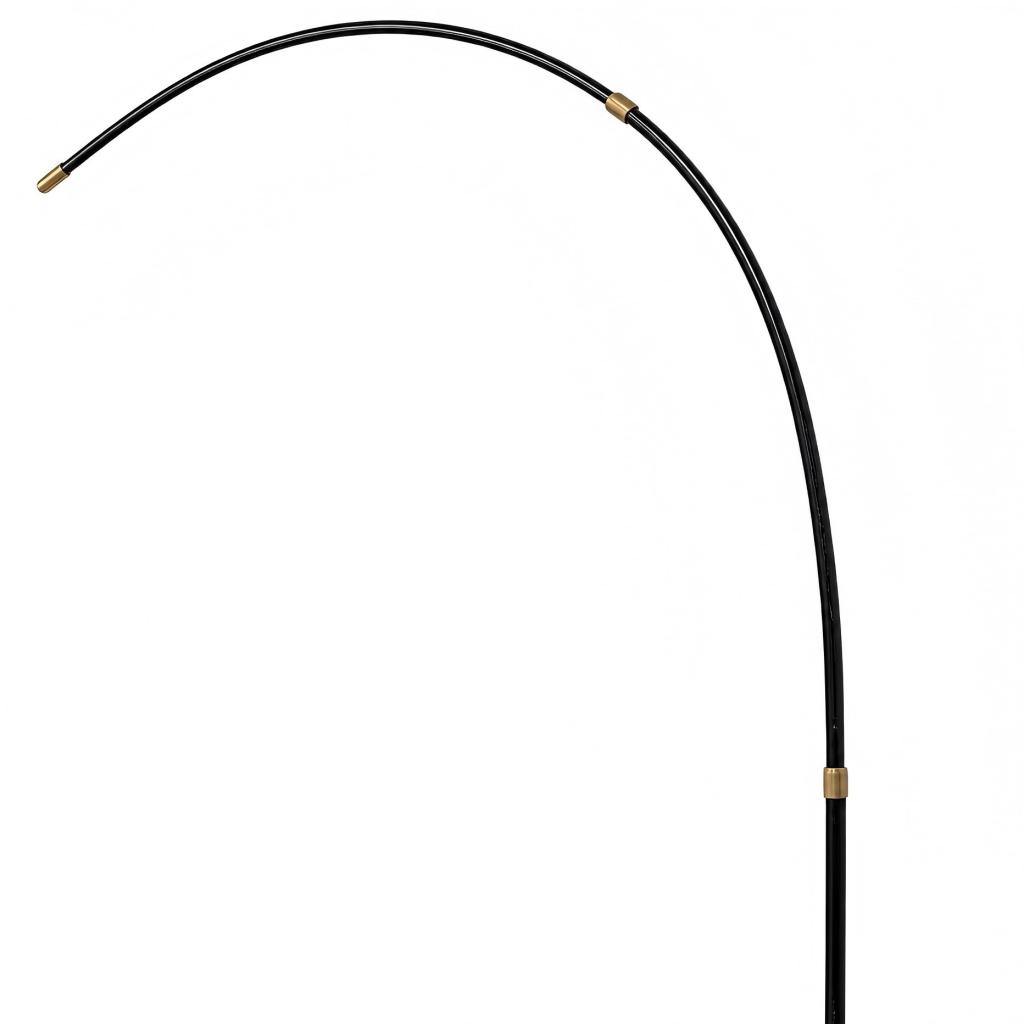 Détail du bras arqué noir du lampadaire