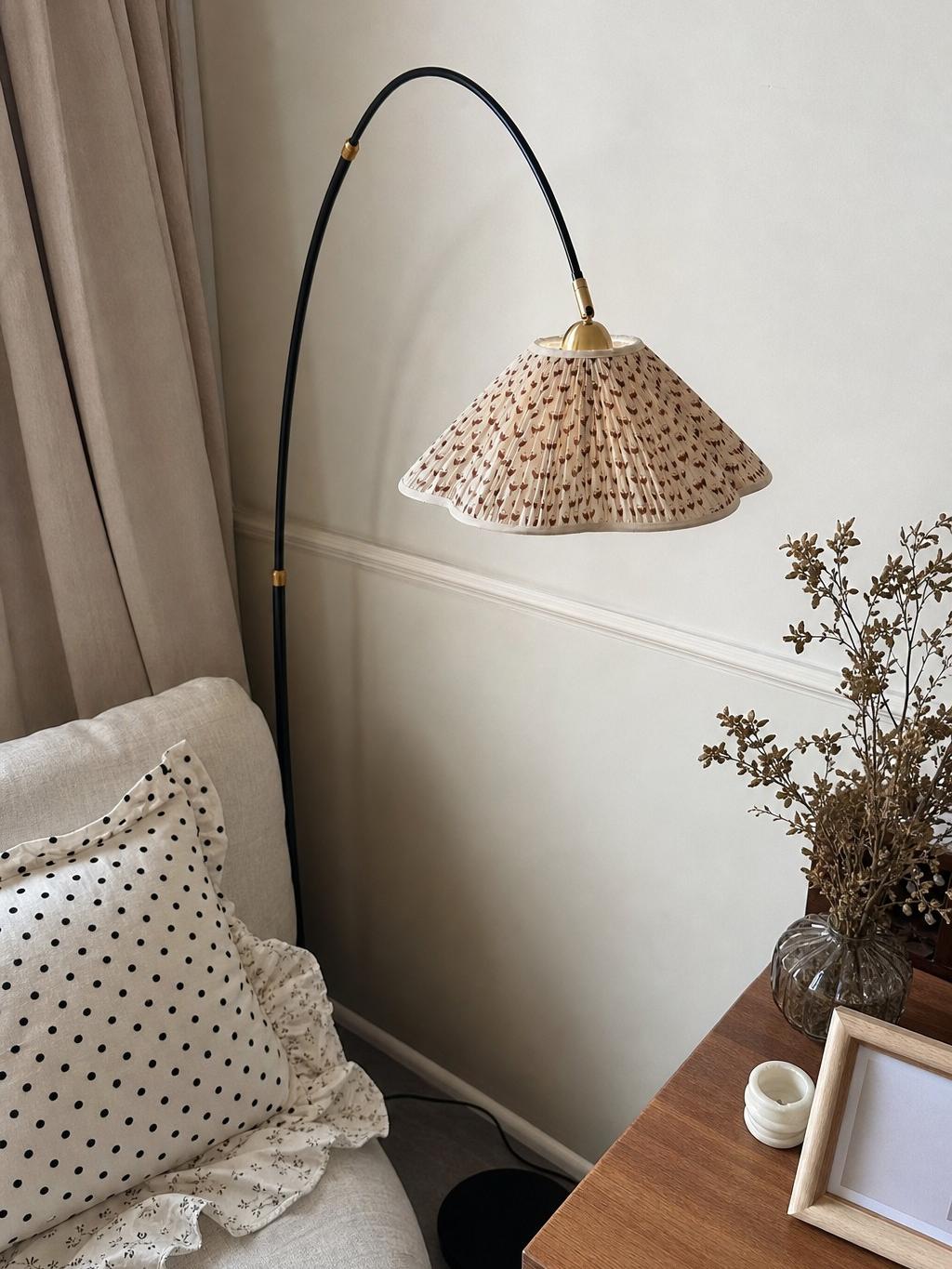 Lampadaire floral dans un coin lecture chaleureux