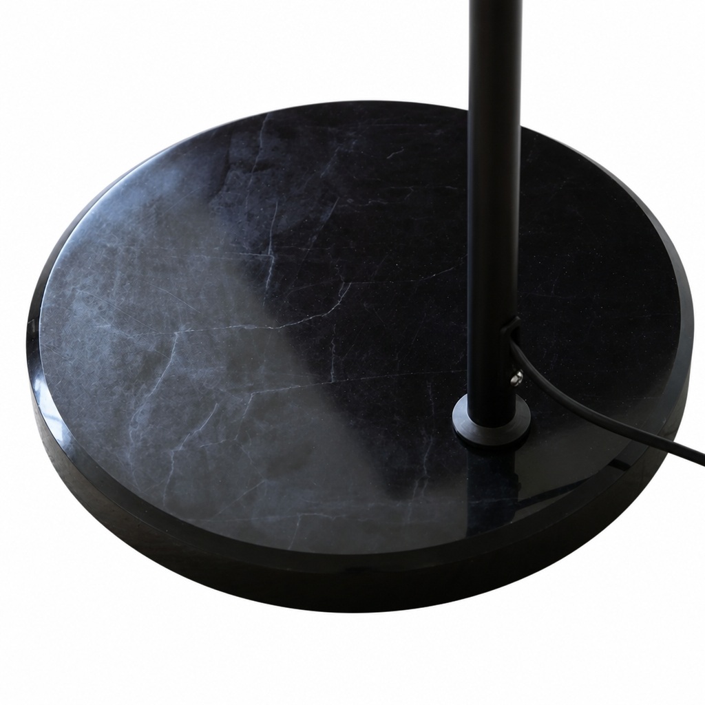 Détail de la base ronde en marbre noir