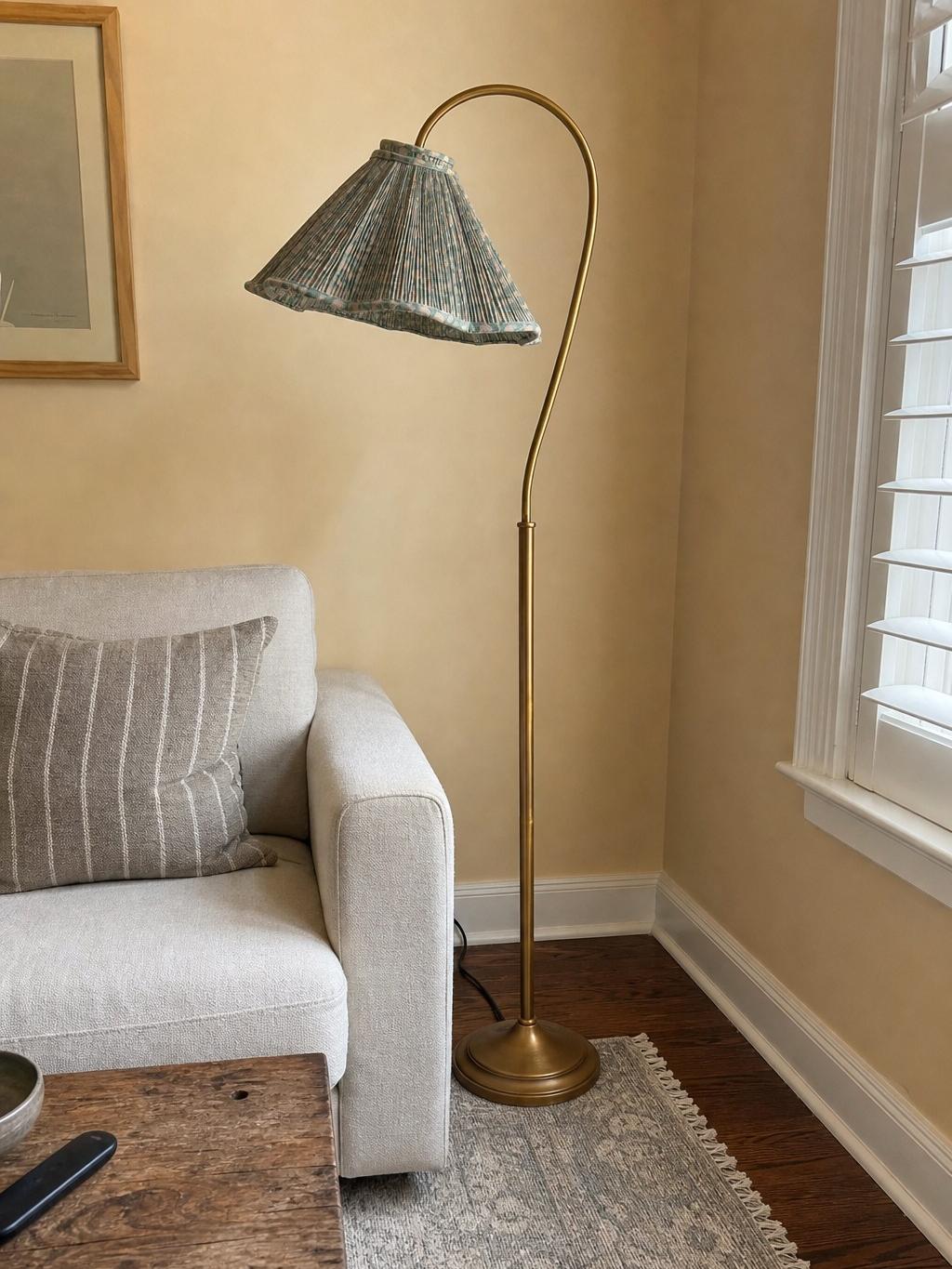 Inspiration maison avec lampadaire floral près d'une fenêtre