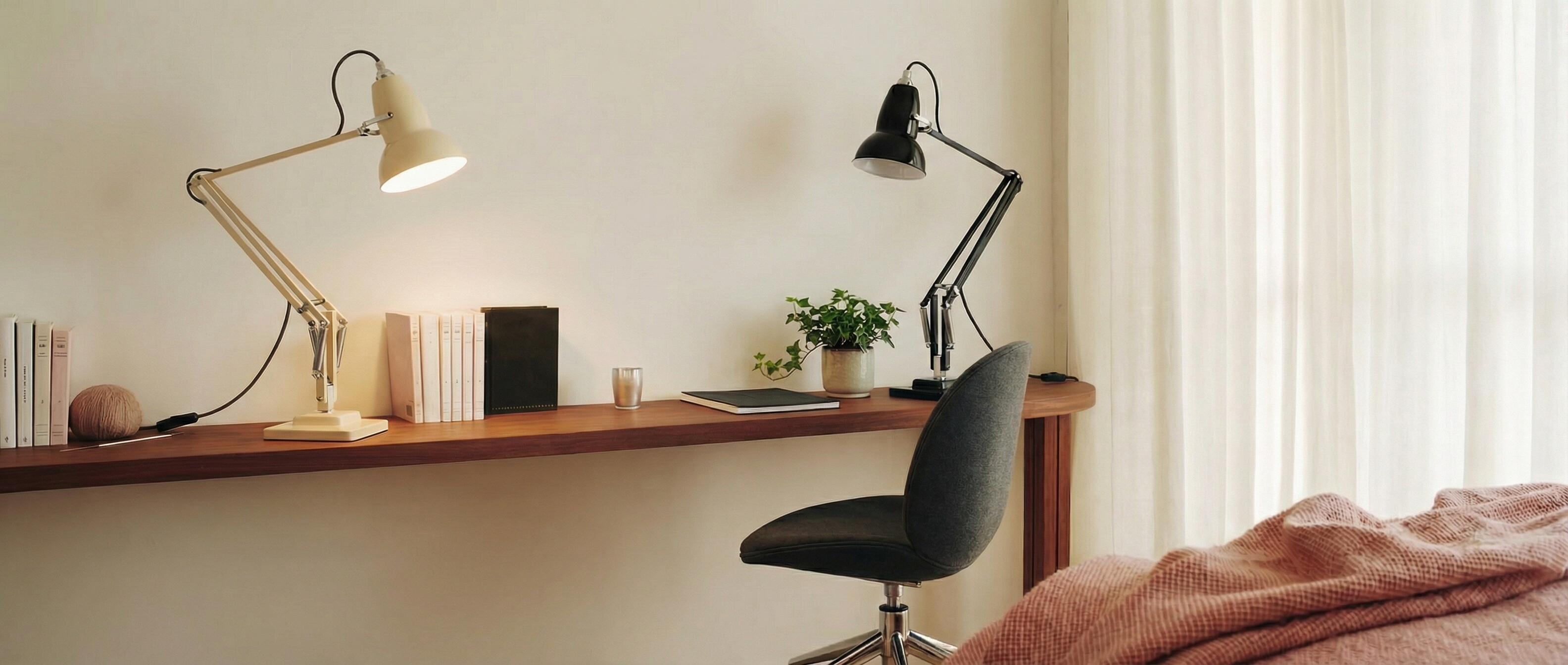 Lampe de bureau articulée Modryx en scène intérieure
