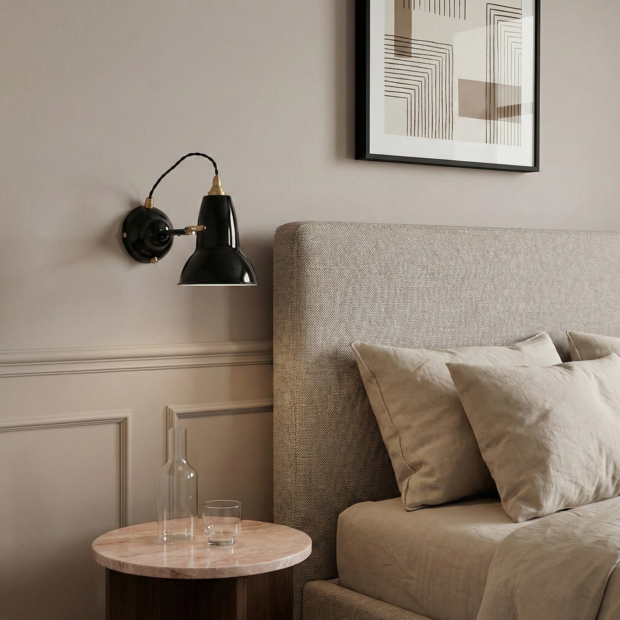 Applique Modryx noire près d'un lit