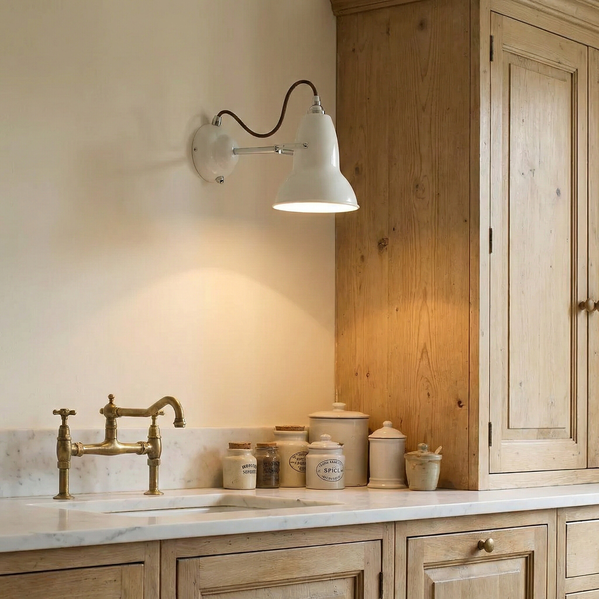 Applique Modryx blanche dans une cuisine