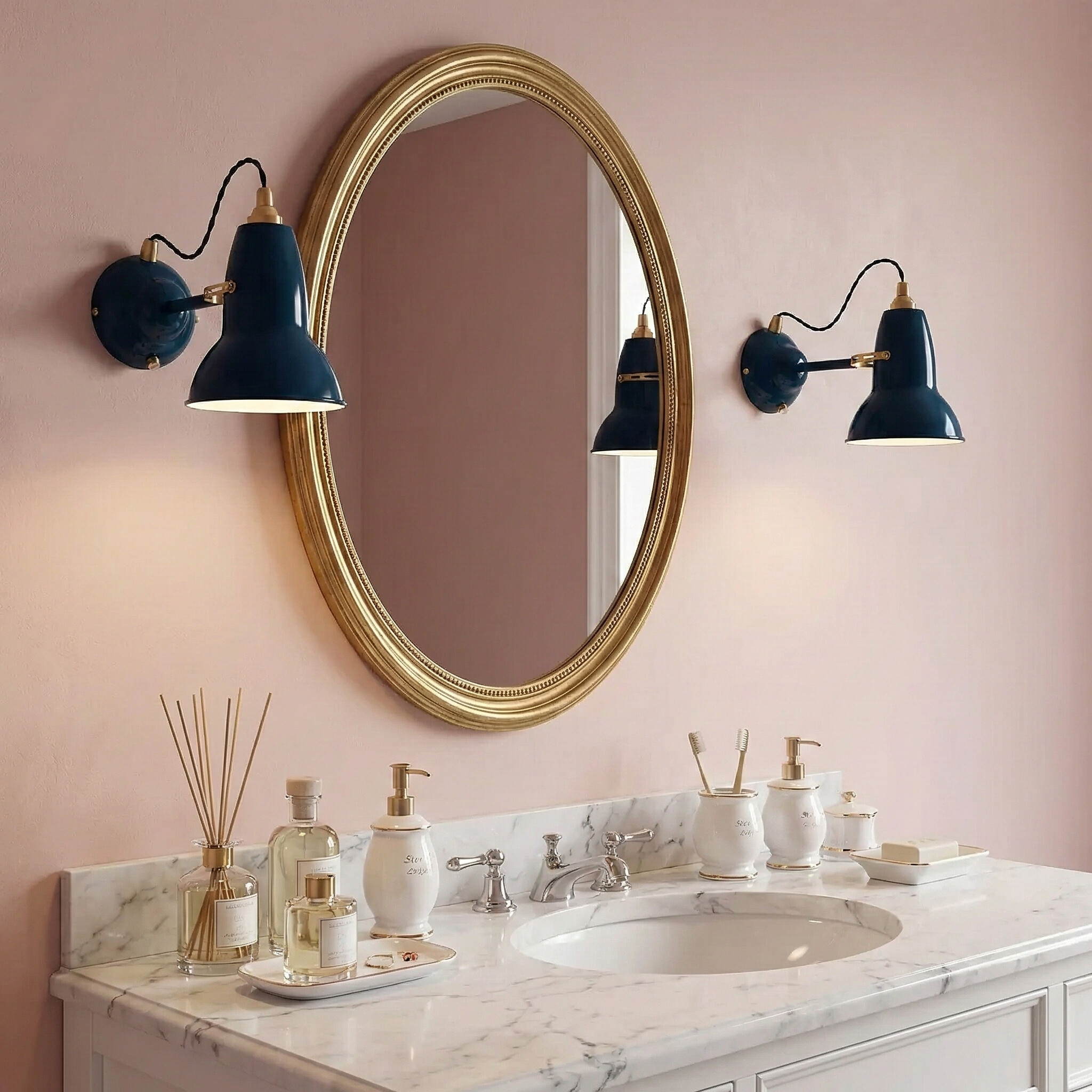 Applique Modryx bleue près d'un miroir