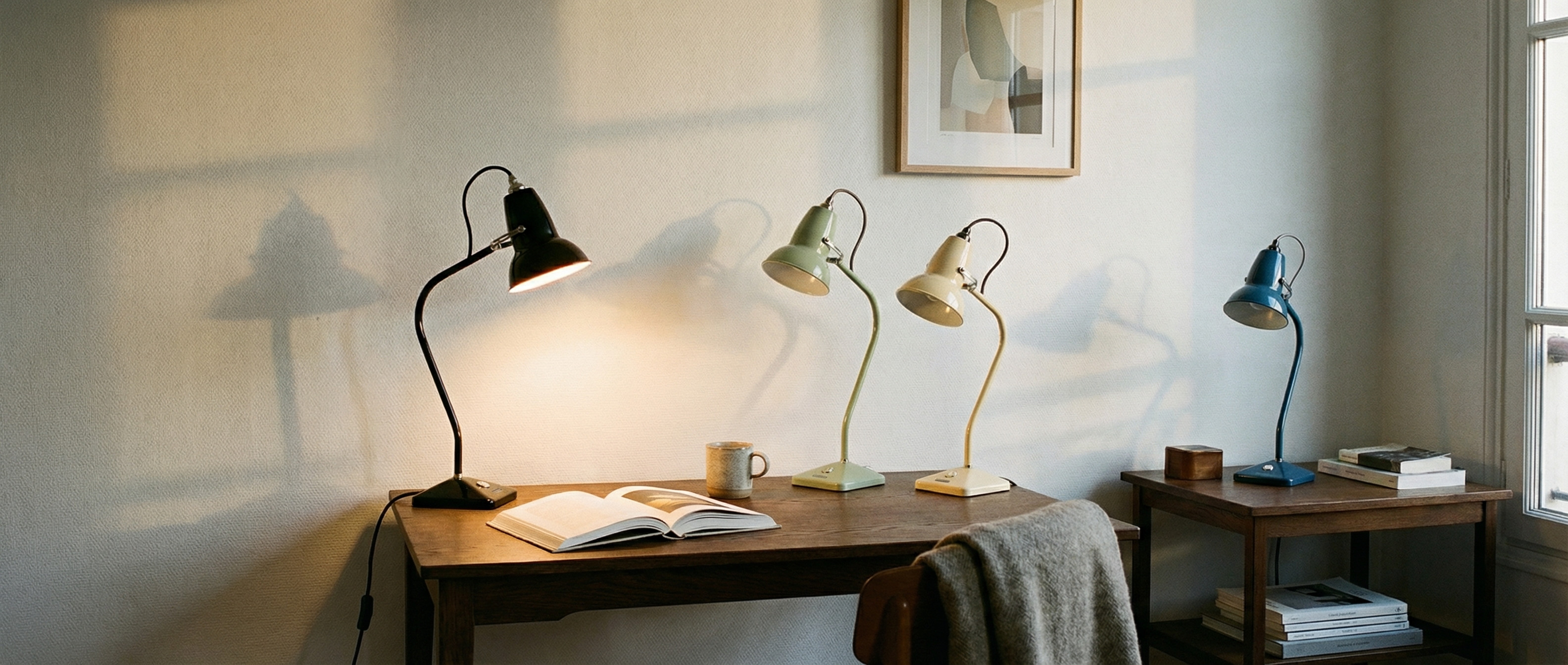 Lampe de table Modryx Mini en plusieurs finitions sur un bureau