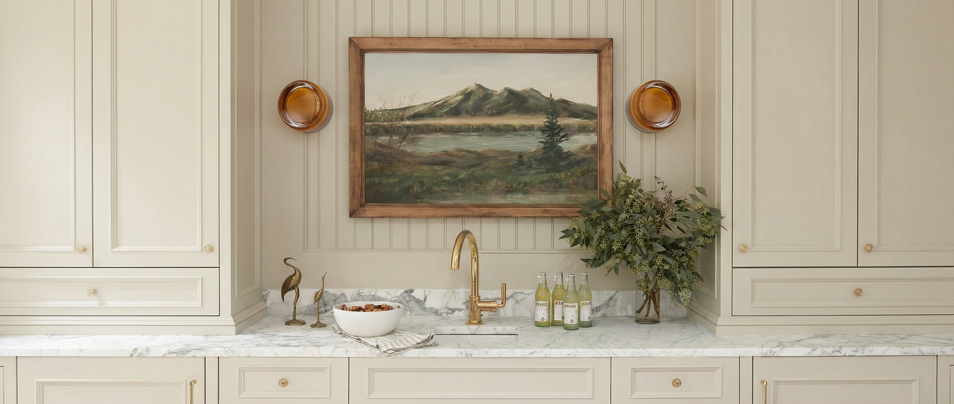 Applique murale LumiCurve installée autour d'un tableau dans une cuisine