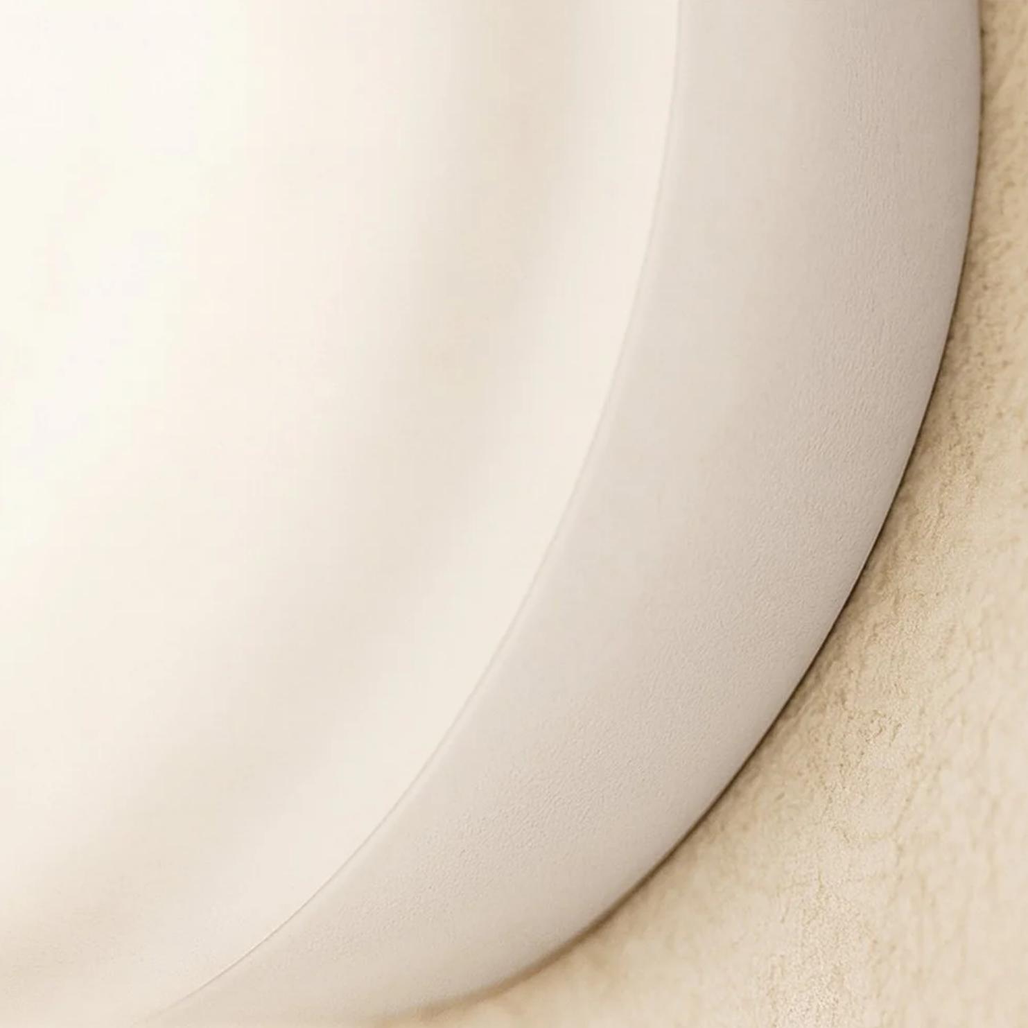 Détail de la finition blanche de l'applique LumiCurve