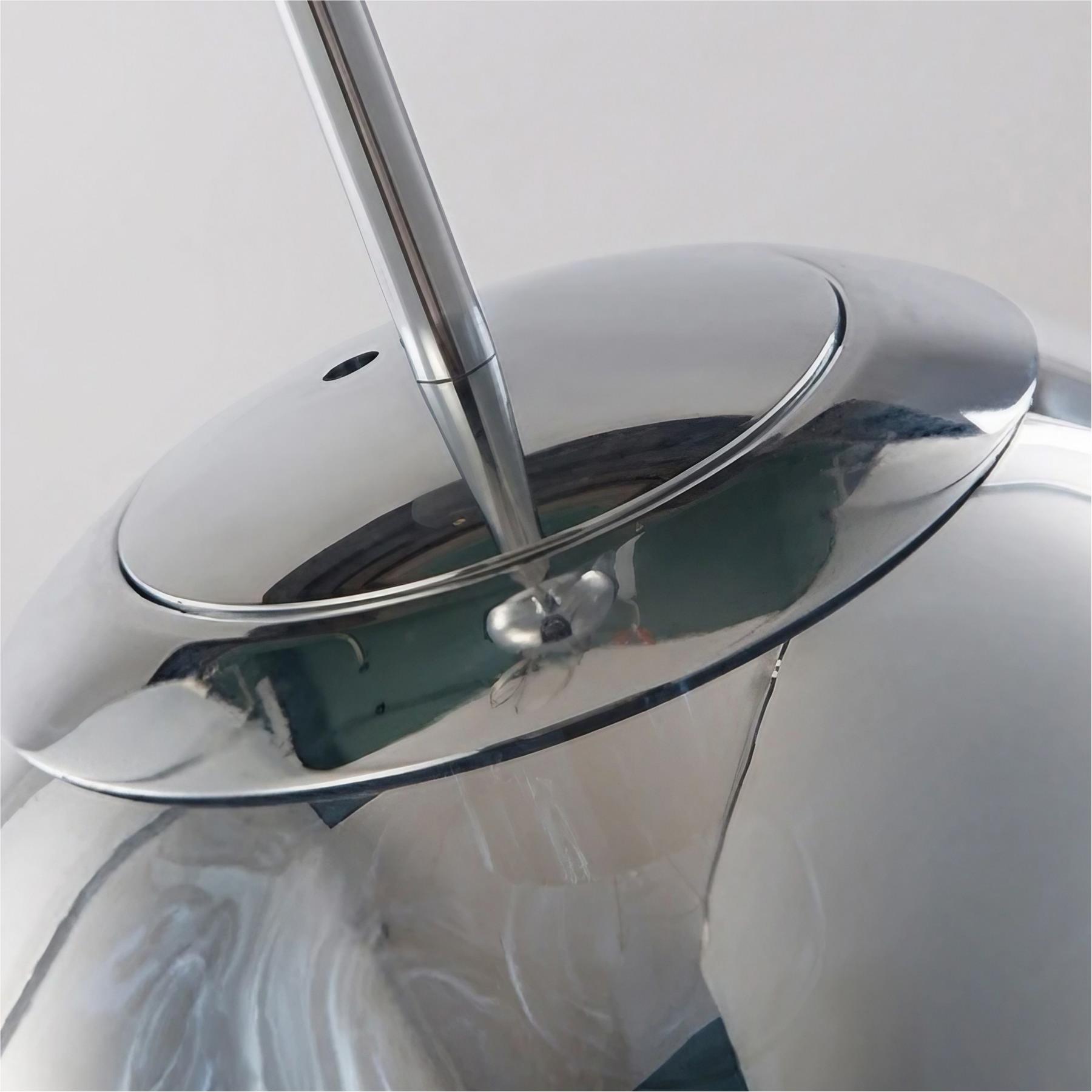 Détail de finition métallique de la suspension Glyador