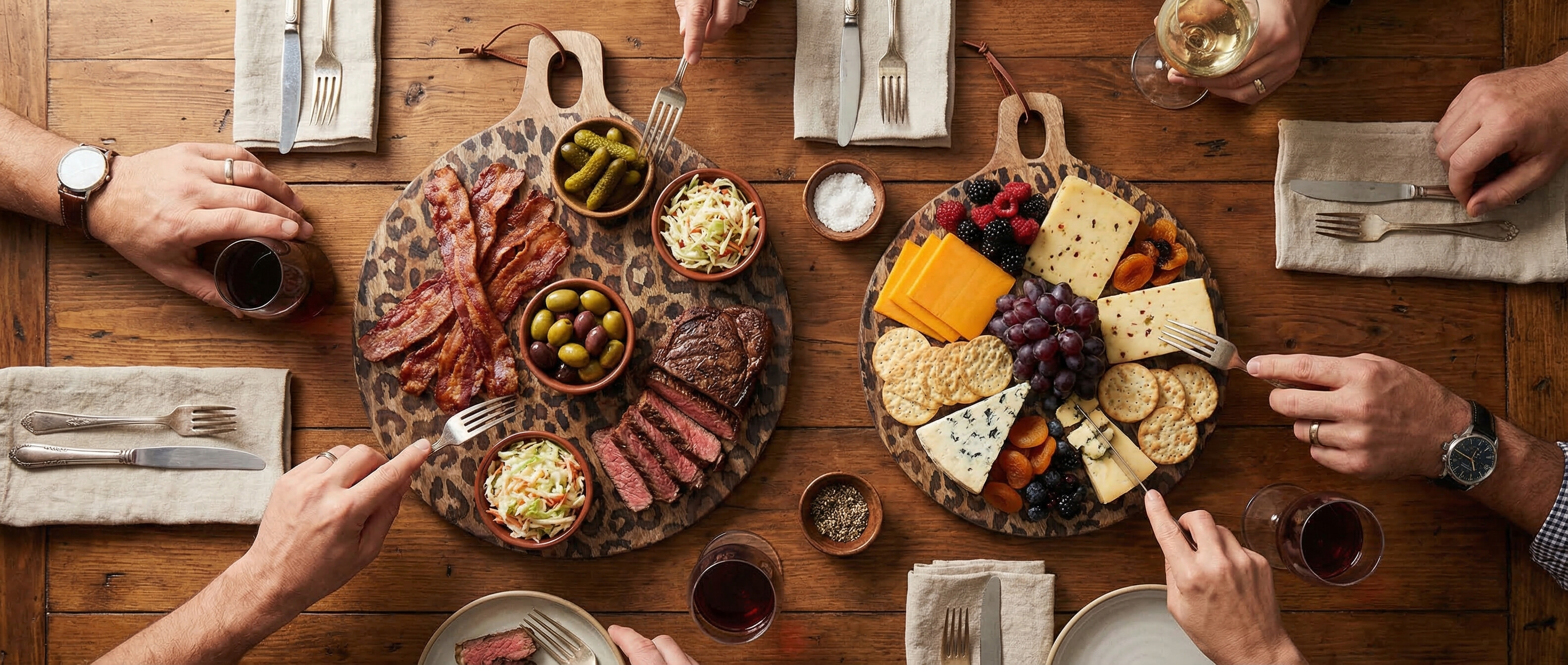 Planche léopard en bois de manguier avec fruits et fromage