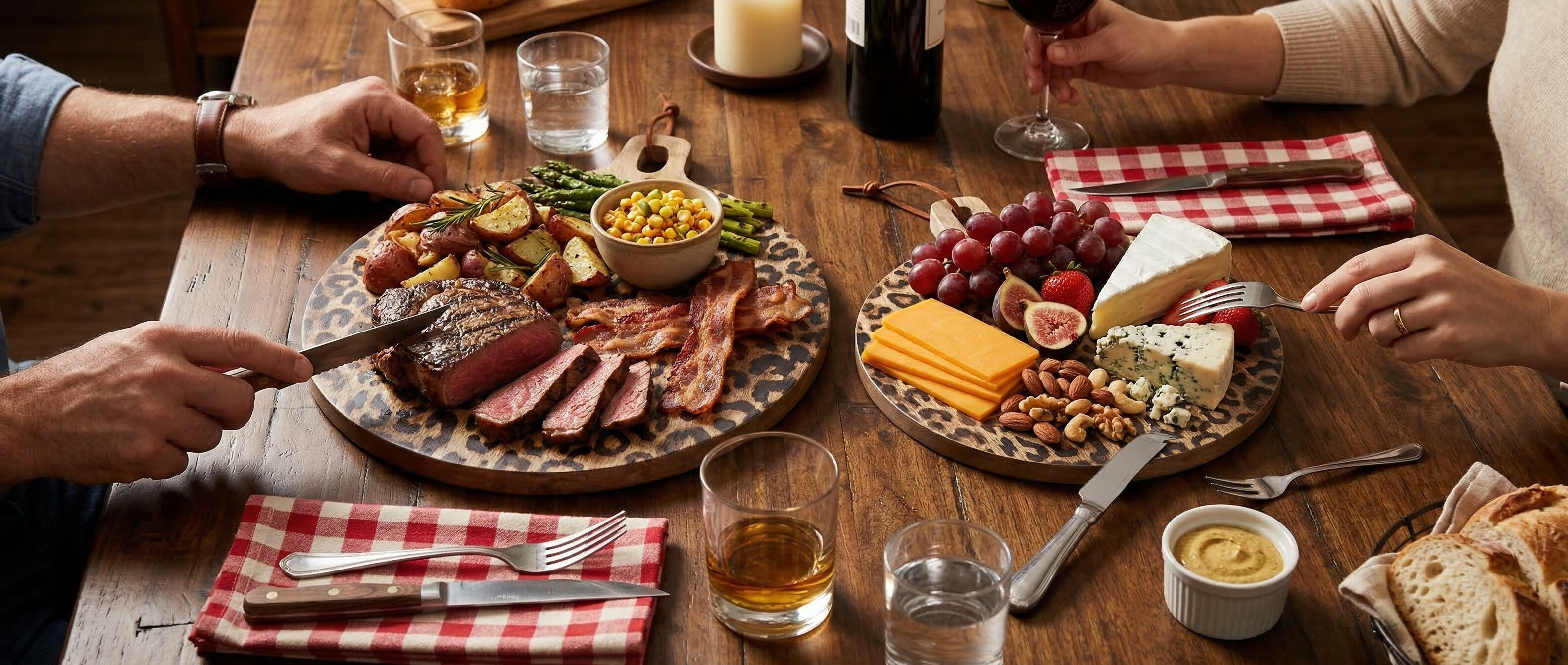 Planche de service léopard utilisée pour un repas convivial