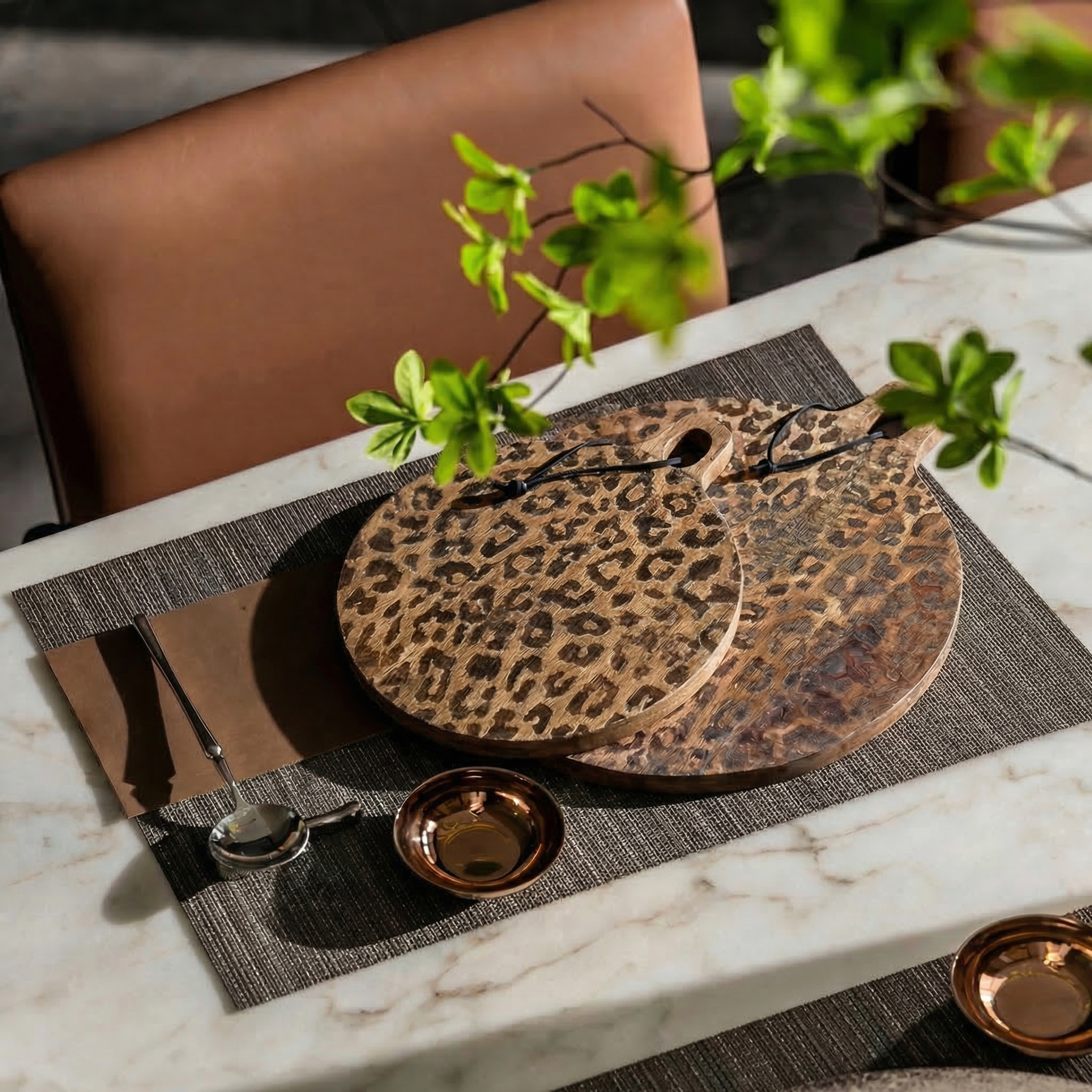 Deux planches léopard sur une table en marbre