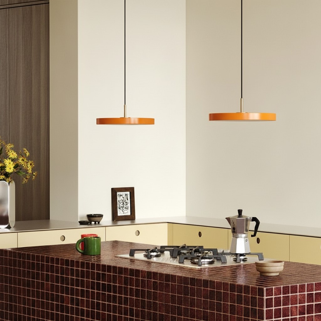 Suspensions Astris orange dans une cuisine