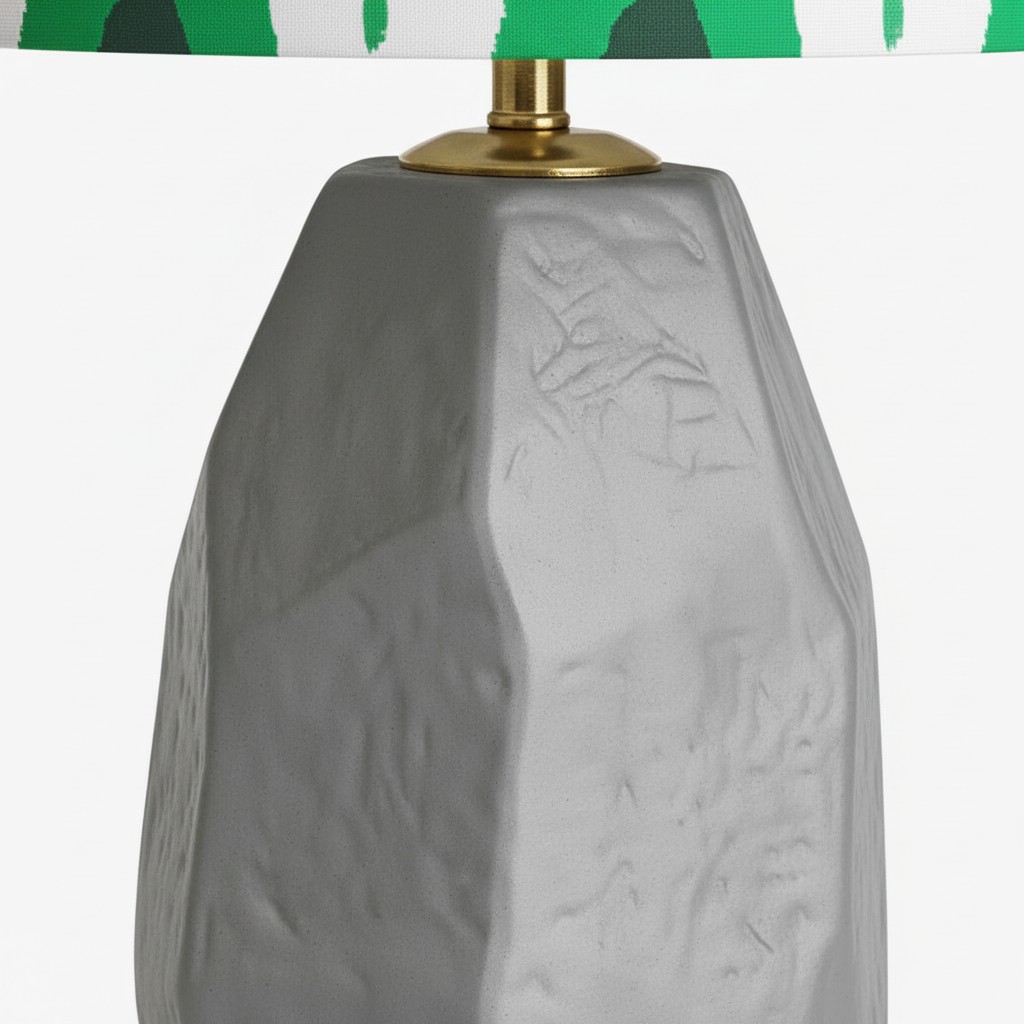 Détail de la base en céramique grise et blanche