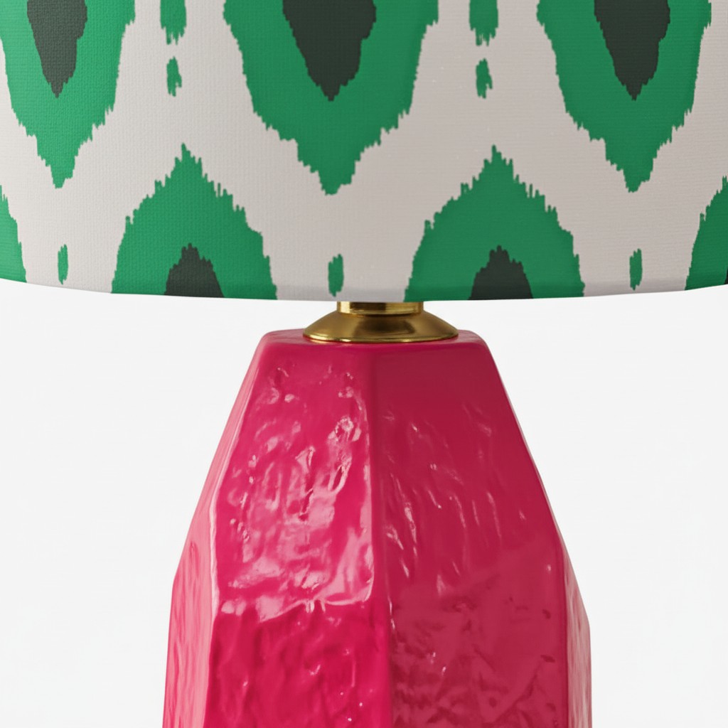 Détail de la base rose et de l'abat-jour à motifs
