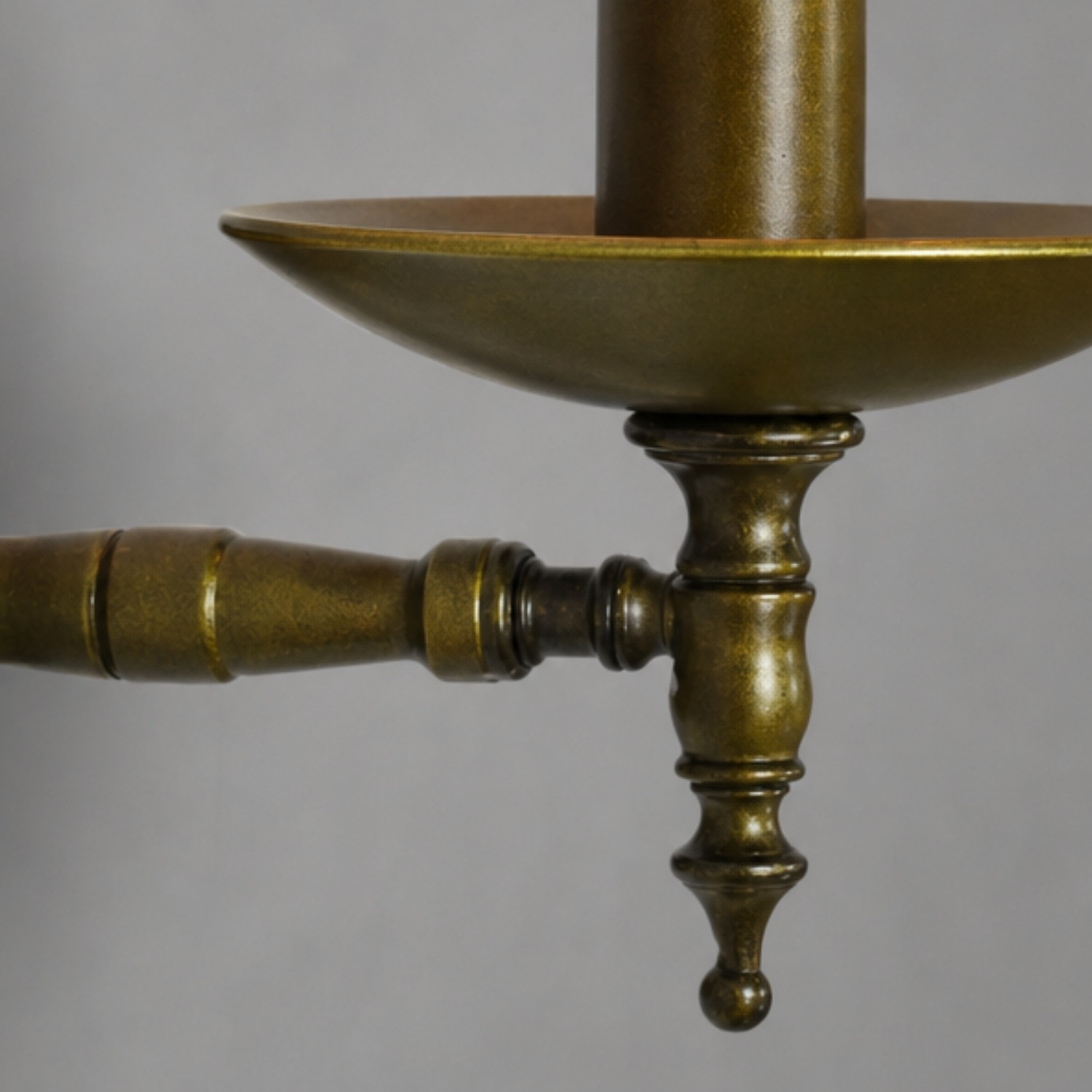 Détail de la finition en laiton antique