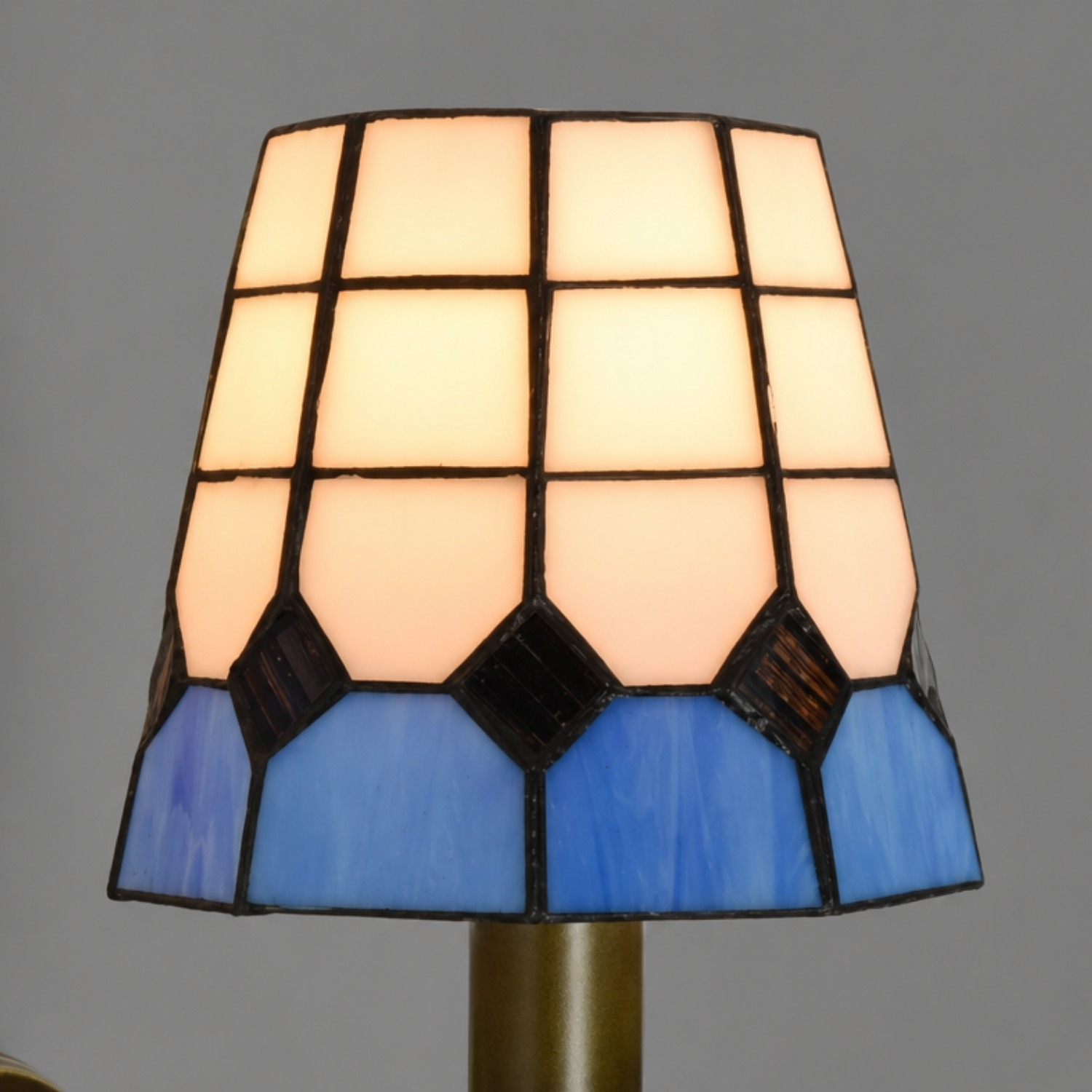 Détail de l'abat-jour en vitrail bleu