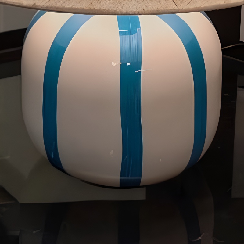 Détail de la céramique rayée bleue de la lampe Ceruna