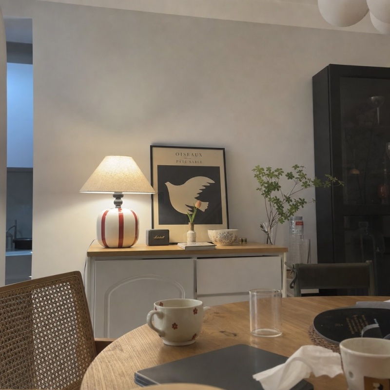 Lampe Ceruna rouge dans une salle à manger
