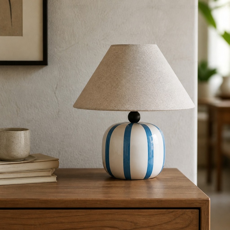 Lampe Ceruna sur un meuble avec livres et tasse