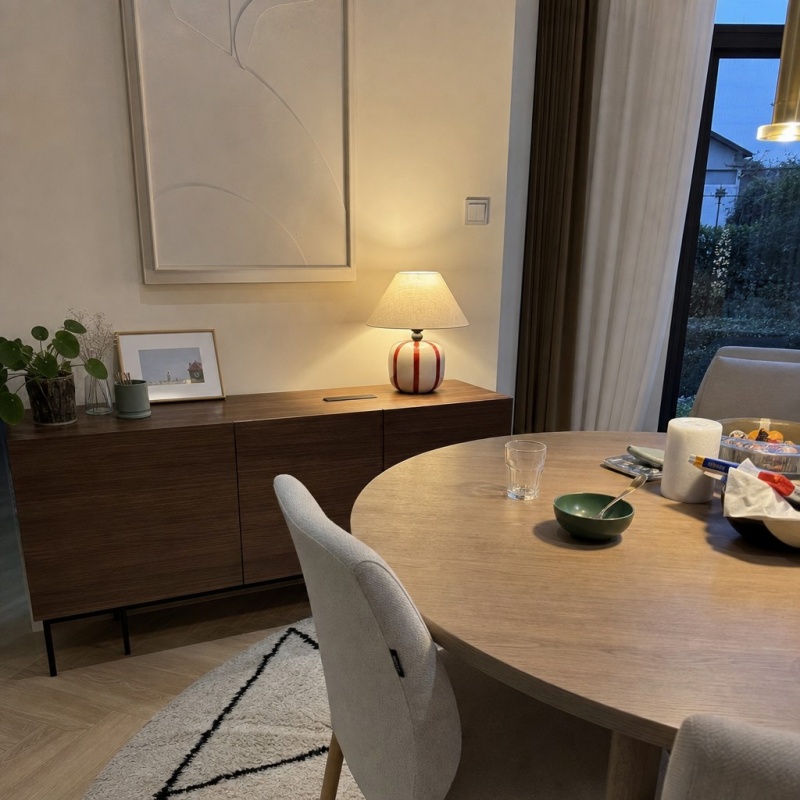 Lampe Ceruna rouge allumée sur un buffet