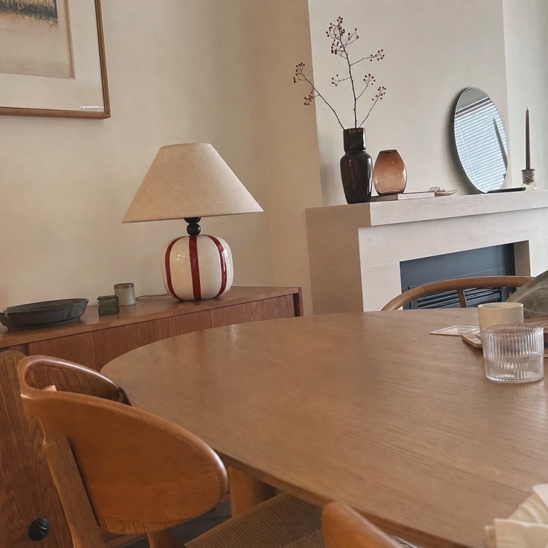 Lampe Ceruna rouge près d'une table ronde