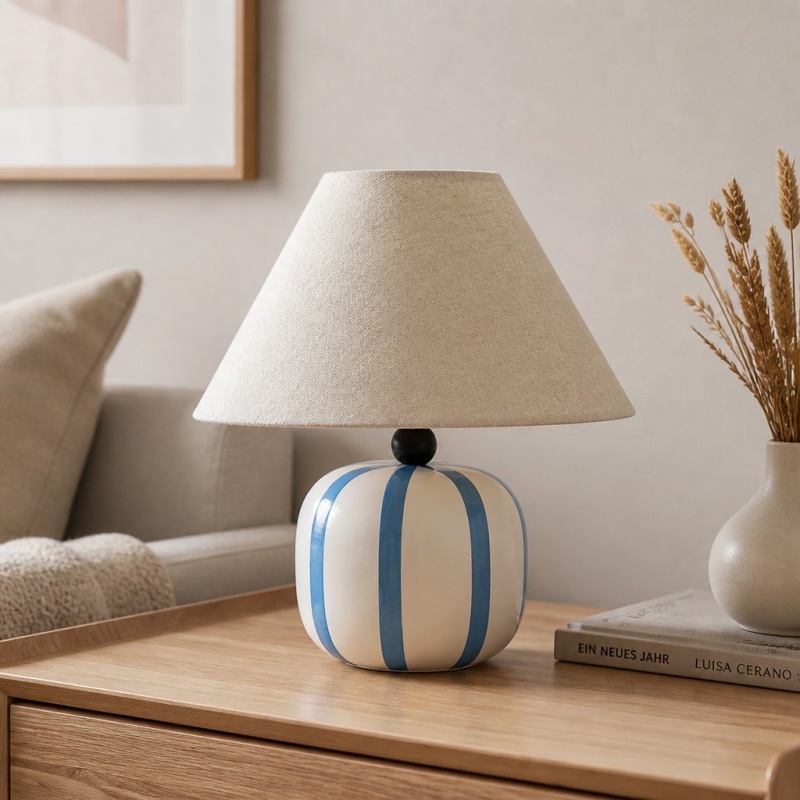 Lampe Ceruna sur une table en bois près d'un canapé