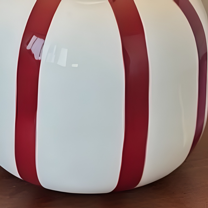 Détail de la céramique rayée rouge de la lampe Ceruna