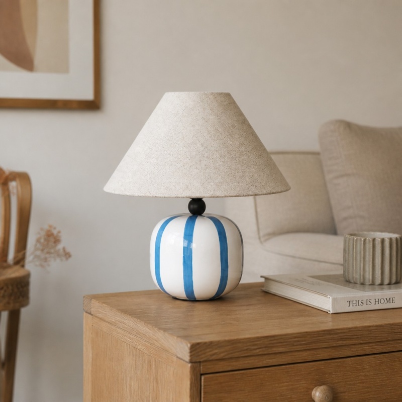 Lampe Ceruna posée sur une commode en bois