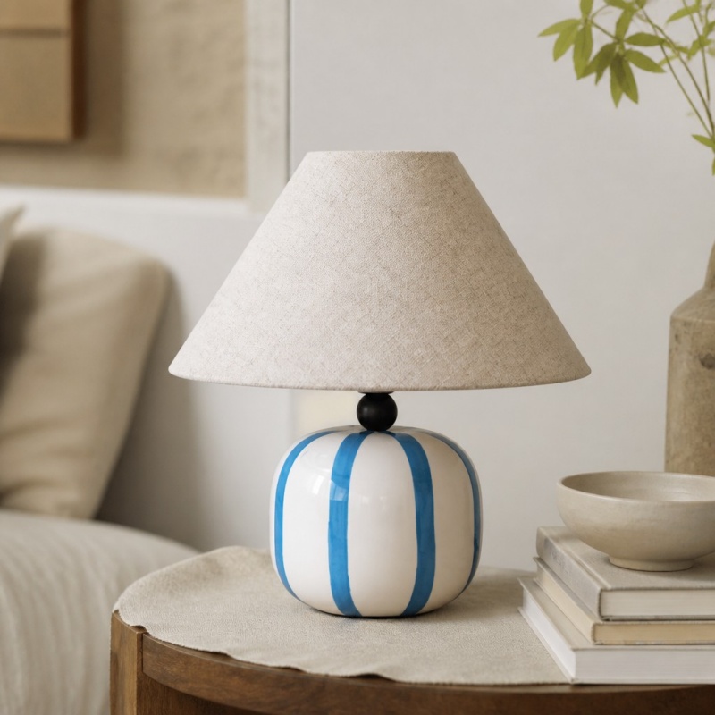 Lampe Ceruna bleue sur une table d'appoint