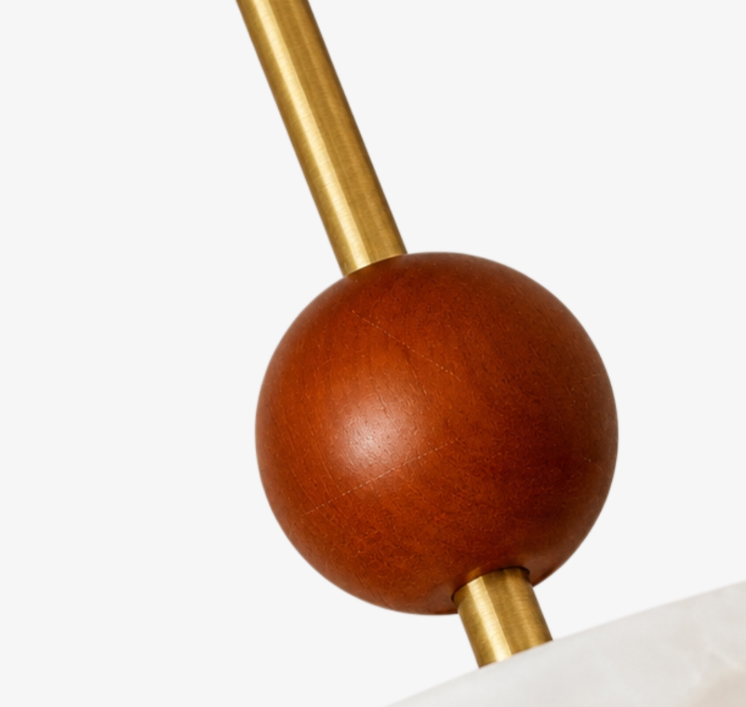 Détail de l'accent en bois et de la tige dorée
