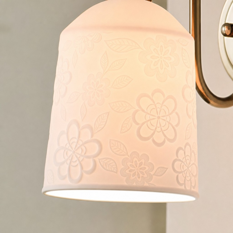 Abat-jour en céramique avec motifs floraux éclairé