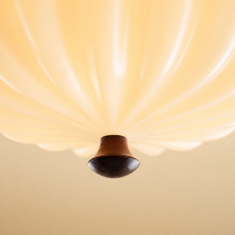 Détail lumineux du diffuseur en verre crème