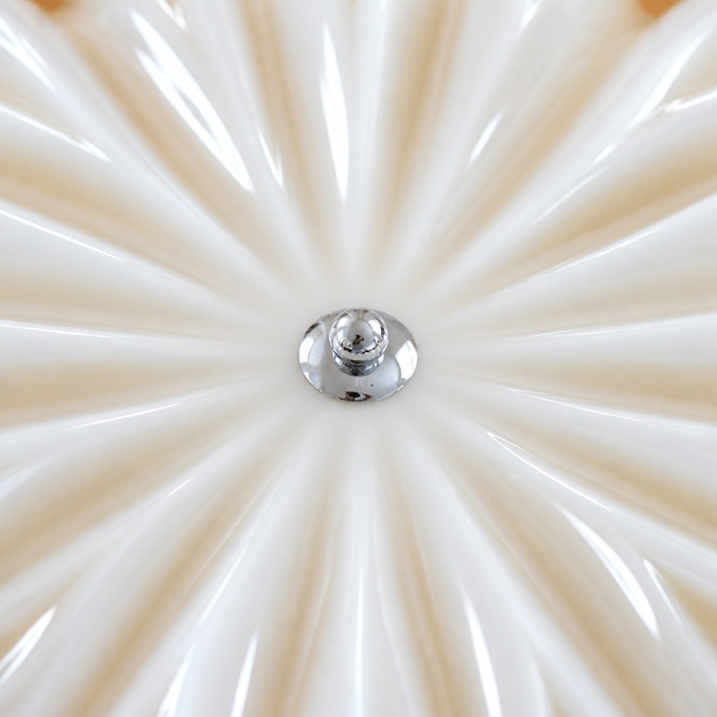 Close-up of the radial glass texture