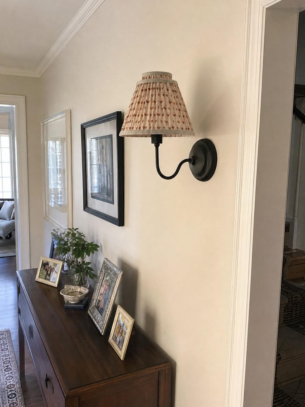 Solmire installé dans une entrée avec escalier