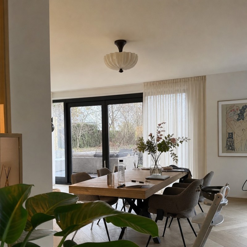 Plafonnier dans une salle à manger lumineuse
