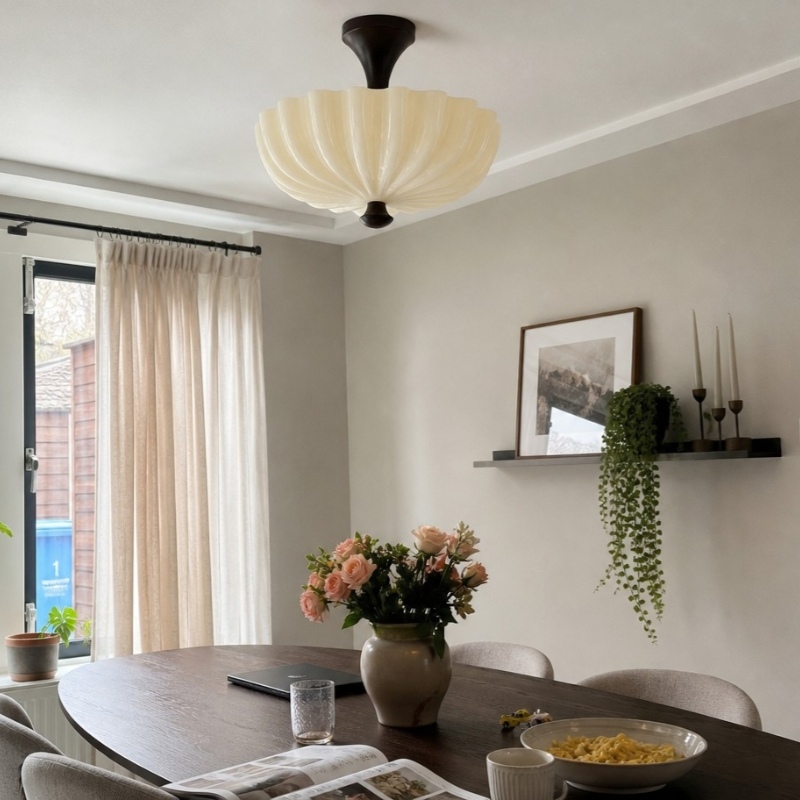 Plafonnier installé au-dessus d'une table à manger