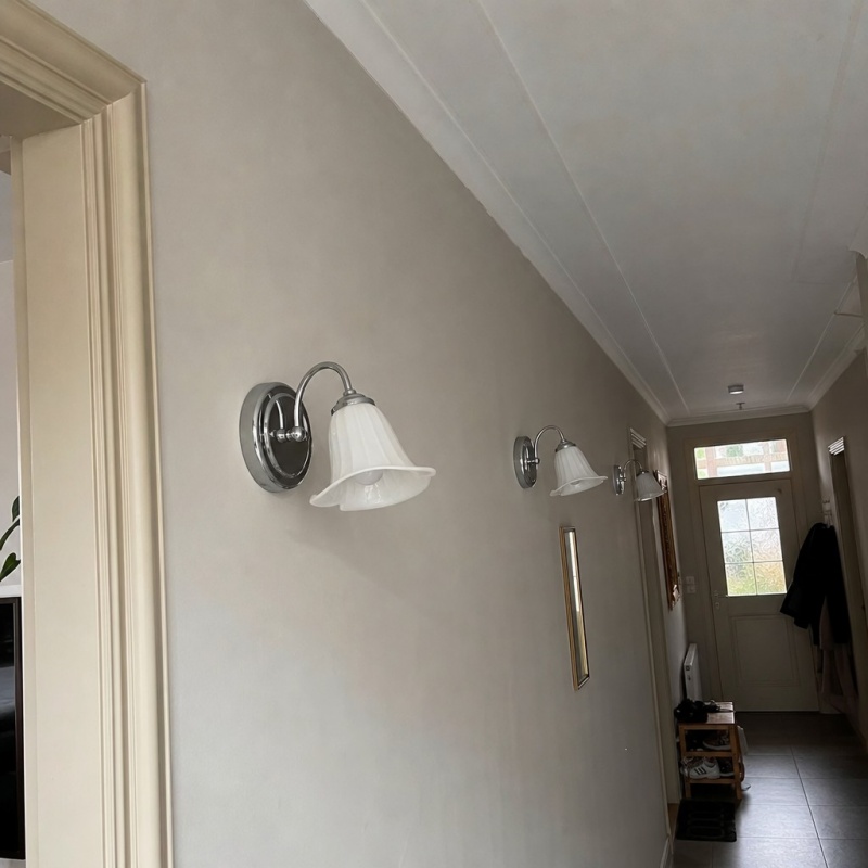 Photo client de deux appliques murales dans un couloir