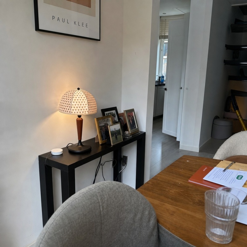 Lampe Fennary sur une console dans un intérieur client
