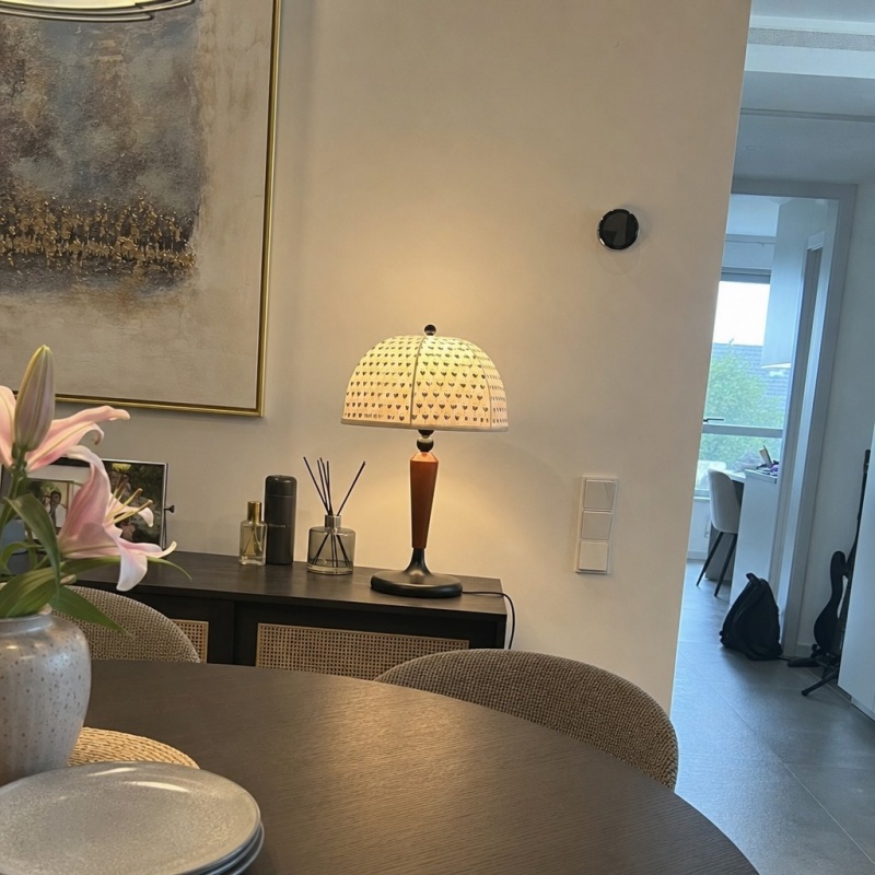 Lampe Fennary sur une table dans une pièce de vie
